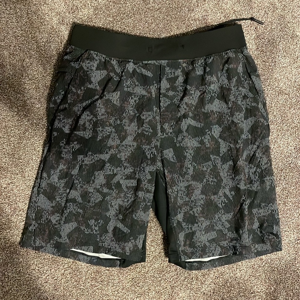 Lululemon T.H.E. Linerless Short - Large, 9” inseam - Archetype Graphite